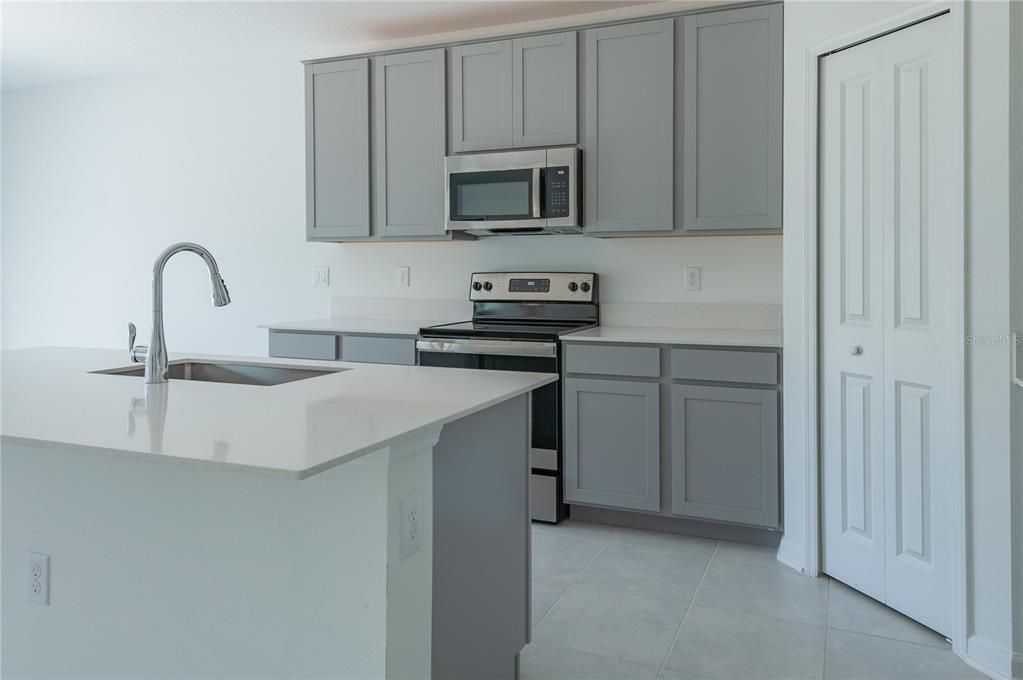 For Rent: $2,350 (4 beds, 2 baths, 1939 Square Feet)