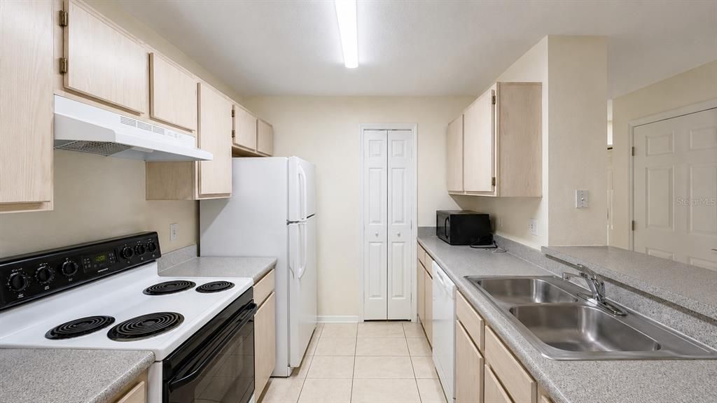 For Rent: $1,800 (2 beds, 2 baths, 1048 Square Feet)
