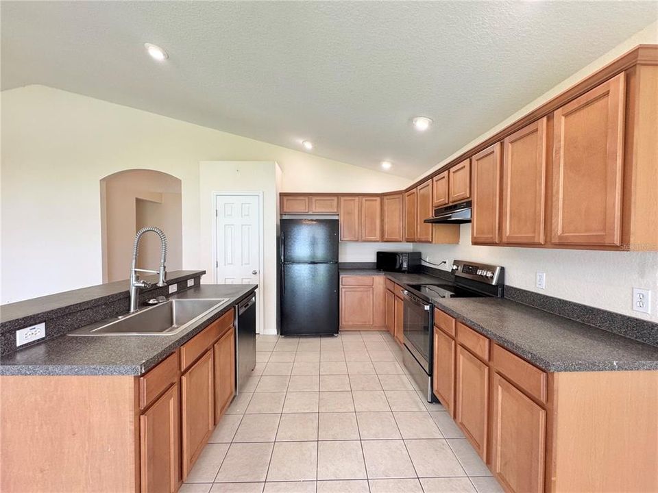 For Rent: $2,100 (4 beds, 3 baths, 1883 Square Feet)