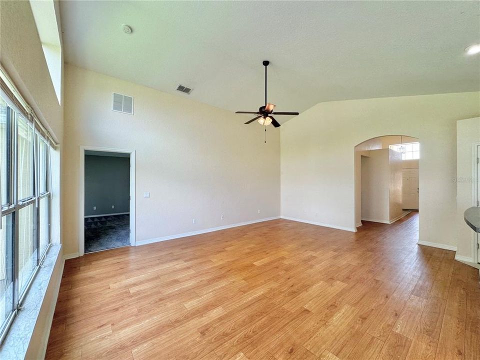 For Rent: $2,100 (4 beds, 3 baths, 1883 Square Feet)