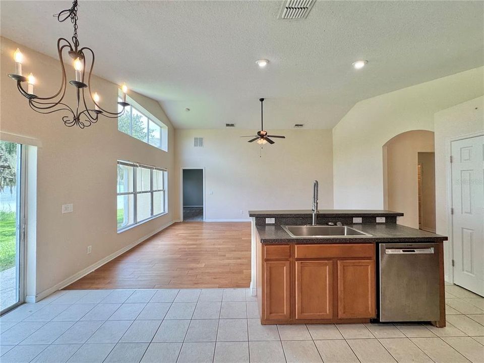 For Rent: $2,100 (4 beds, 3 baths, 1883 Square Feet)