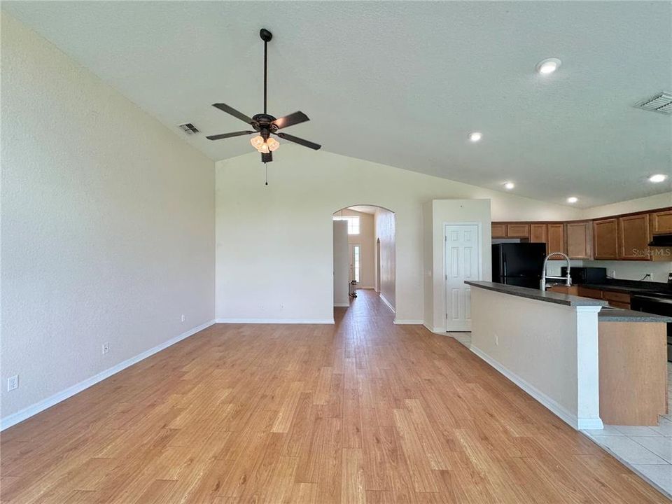 For Rent: $2,100 (4 beds, 3 baths, 1883 Square Feet)