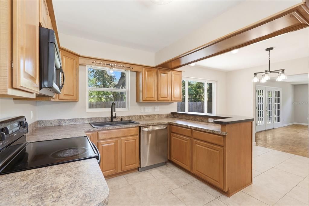 For Sale: $475,000 (3 beds, 2 baths, 1238 Square Feet)