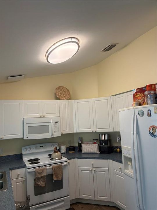 For Sale: $249,900 (3 beds, 2 baths, 1293 Square Feet)