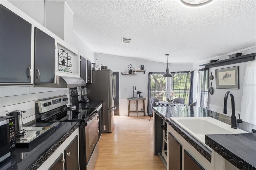 For Sale: $225,000 (3 beds, 2 baths, 1142 Square Feet)