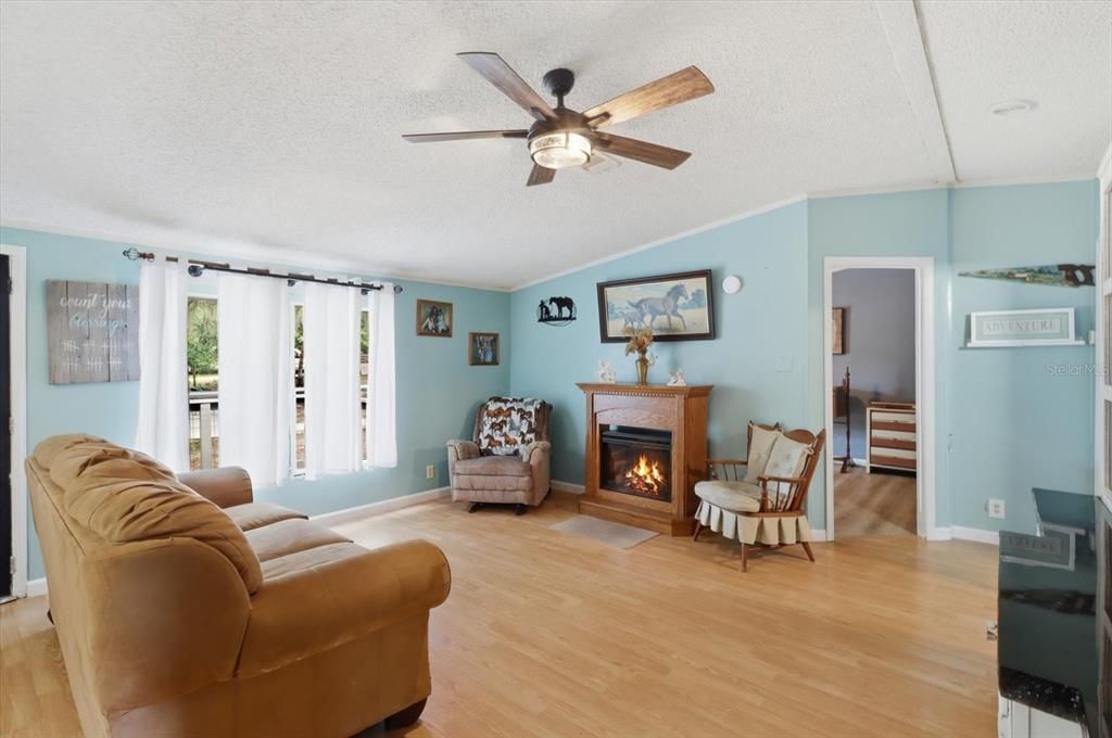 For Sale: $225,000 (3 beds, 2 baths, 1142 Square Feet)
