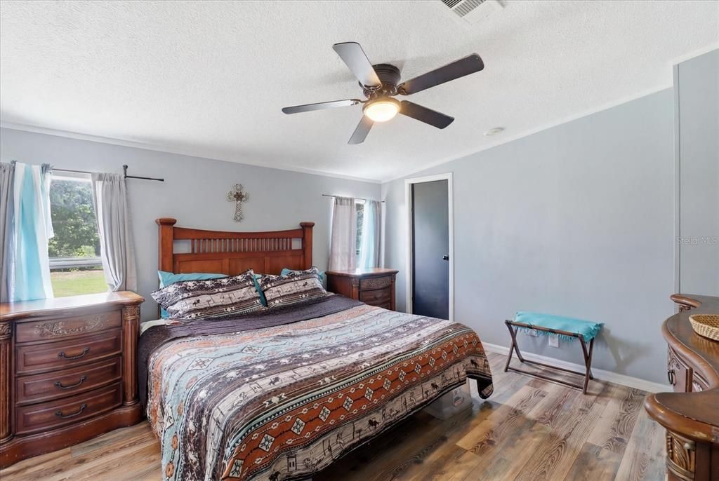 For Sale: $225,000 (3 beds, 2 baths, 1142 Square Feet)