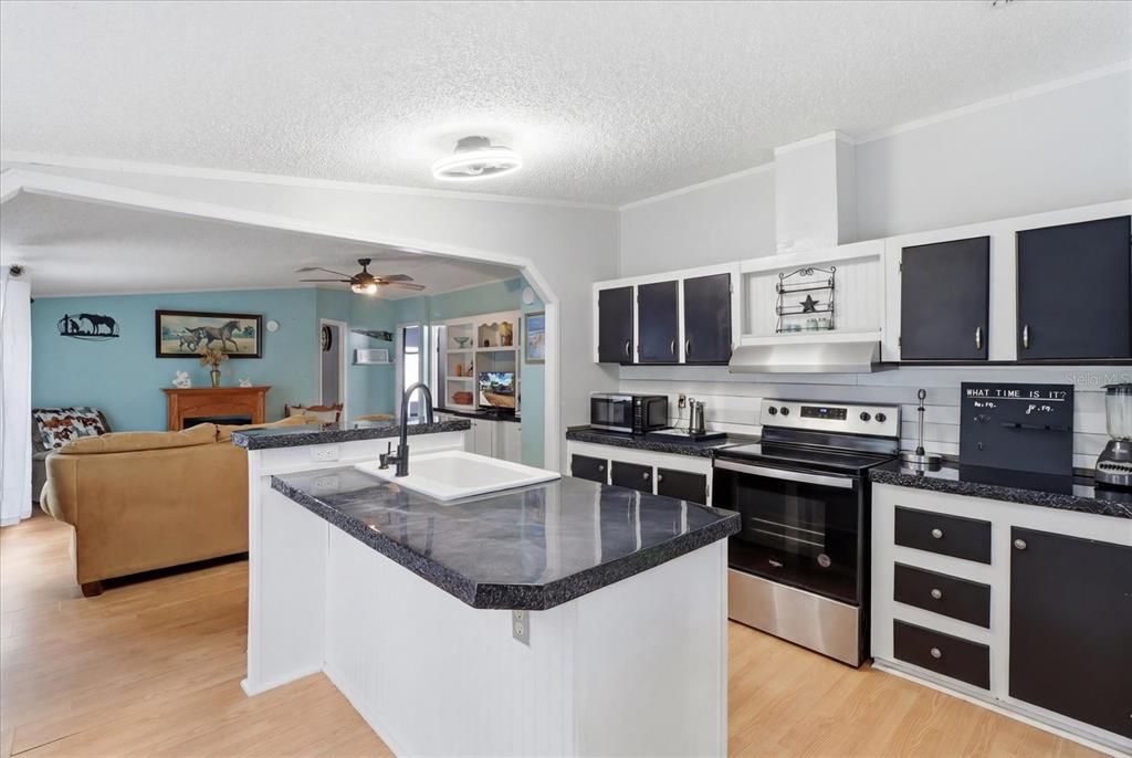 For Sale: $225,000 (3 beds, 2 baths, 1142 Square Feet)