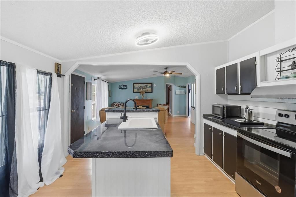 For Sale: $225,000 (3 beds, 2 baths, 1142 Square Feet)