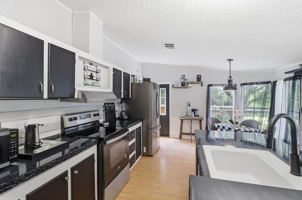For Sale: $225,000 (3 beds, 2 baths, 1142 Square Feet)