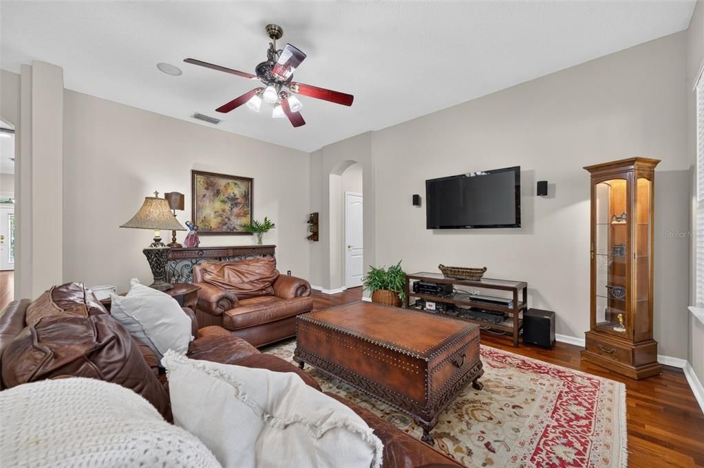 En Venta: $624,000 (4 camas, 2 baños, 2776 Pies cuadrados)