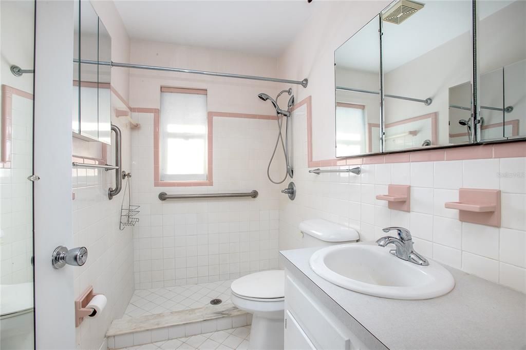For Rent: $1,550 (2 beds, 1 baths, 957 Square Feet)