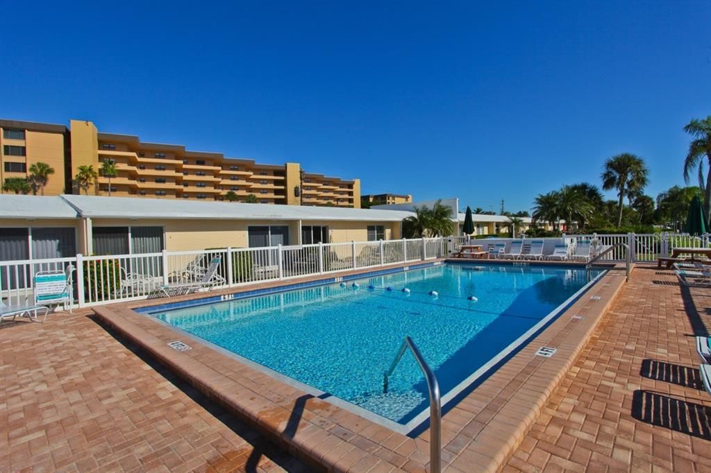 For Sale: $649,000 (1 beds, 1 baths, 728 Square Feet)