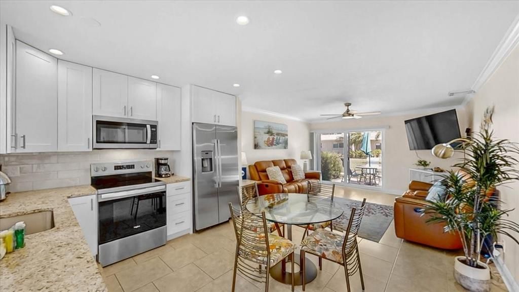 For Sale: $649,000 (1 beds, 1 baths, 728 Square Feet)