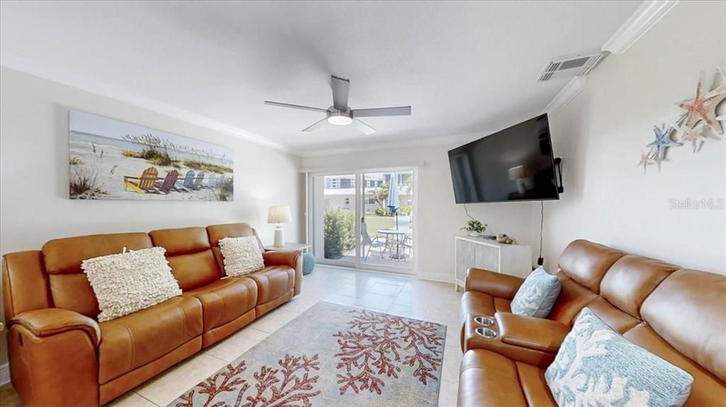 For Sale: $649,000 (1 beds, 1 baths, 728 Square Feet)