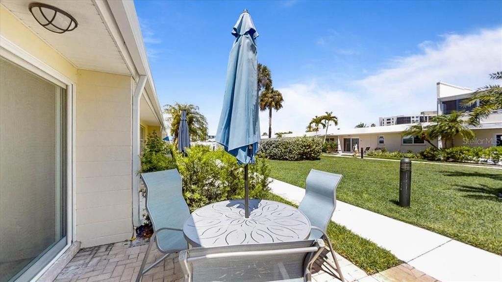 For Sale: $649,000 (1 beds, 1 baths, 728 Square Feet)
