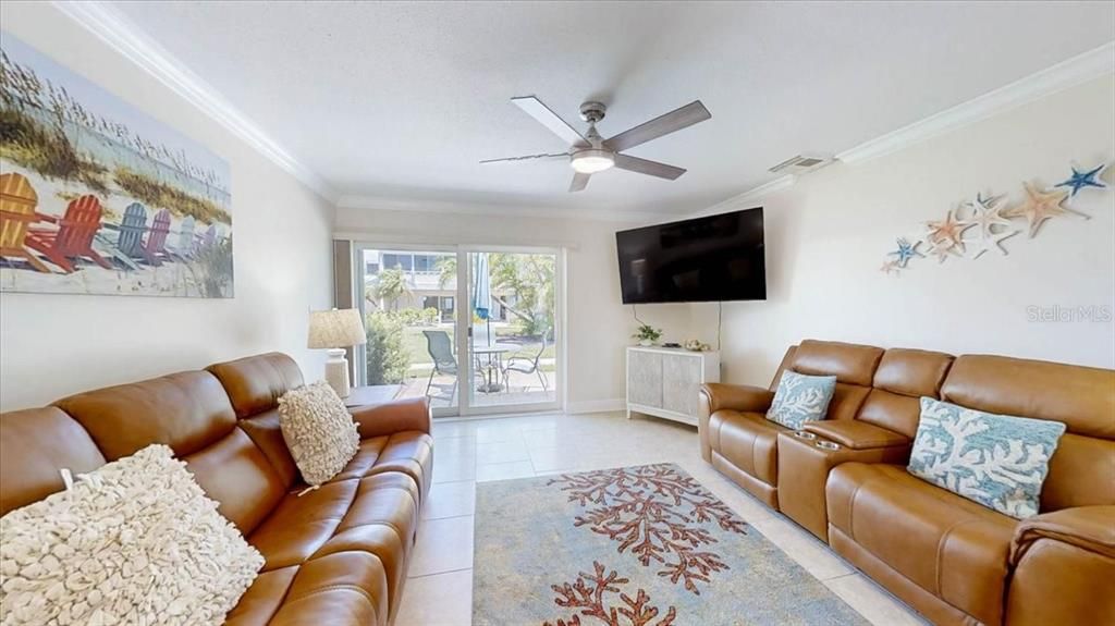 For Sale: $649,000 (1 beds, 1 baths, 728 Square Feet)