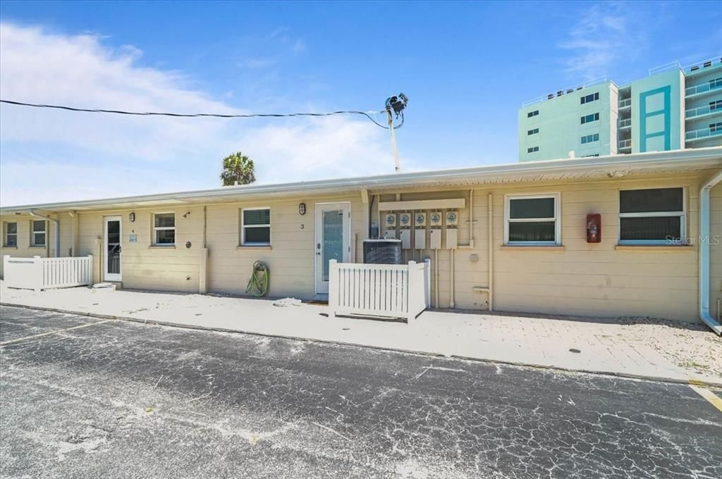 For Sale: $649,000 (1 beds, 1 baths, 728 Square Feet)