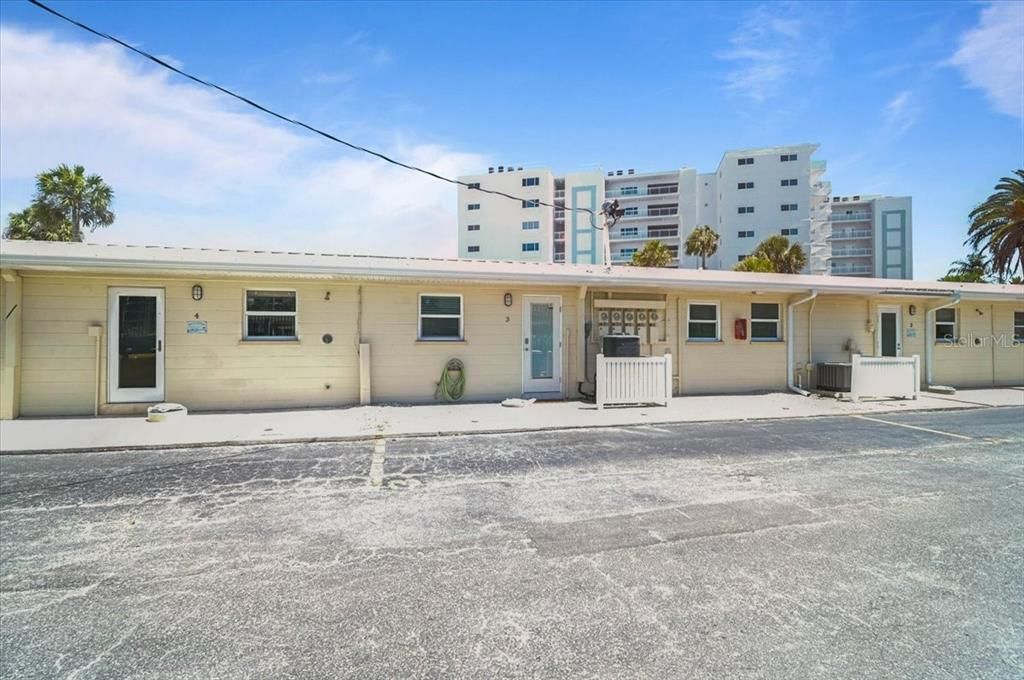For Sale: $649,000 (1 beds, 1 baths, 728 Square Feet)