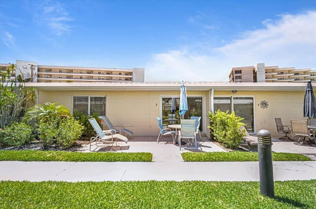 For Sale: $649,000 (1 beds, 1 baths, 728 Square Feet)