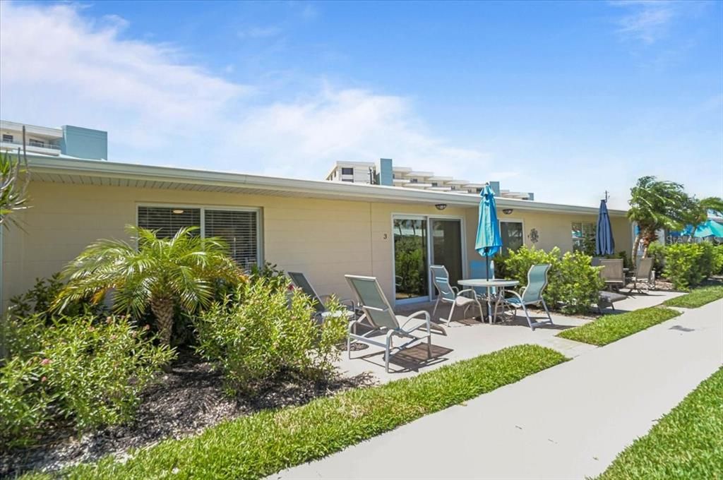 For Sale: $649,000 (1 beds, 1 baths, 728 Square Feet)