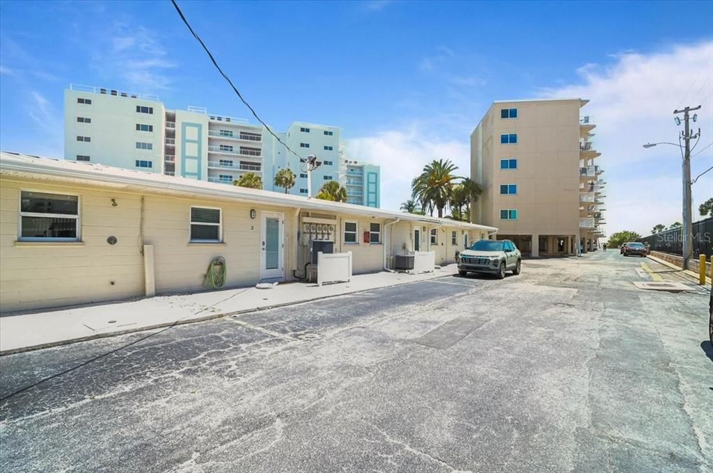 For Sale: $649,000 (1 beds, 1 baths, 728 Square Feet)