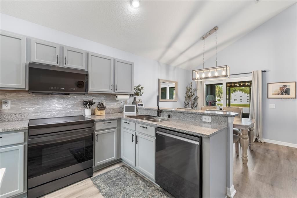 Activo con contrato: $379,900 (3 camas, 2 baños, 1791 Pies cuadrados)
