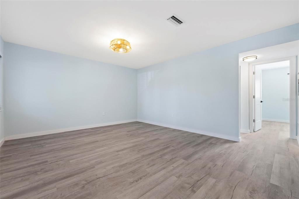 For Rent: $1,700 (2 beds, 1 baths, 707 Square Feet)