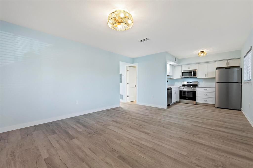 For Rent: $1,700 (2 beds, 1 baths, 707 Square Feet)