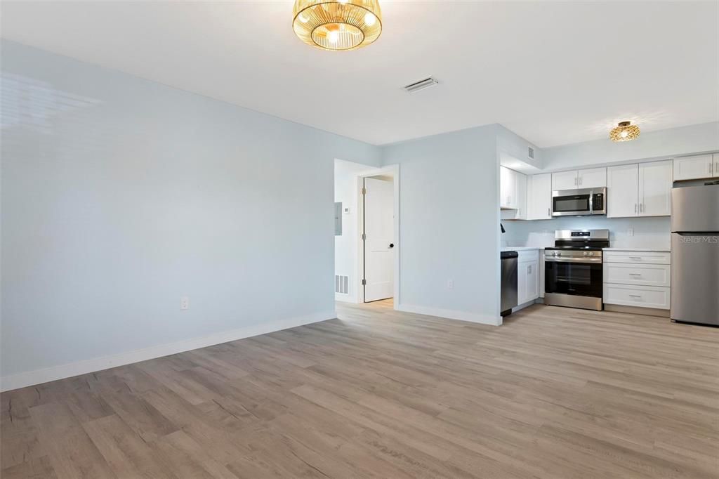 For Rent: $1,700 (2 beds, 1 baths, 707 Square Feet)