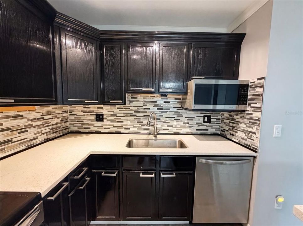 For Sale: $170,000 (2 beds, 1 baths, 1006 Square Feet)