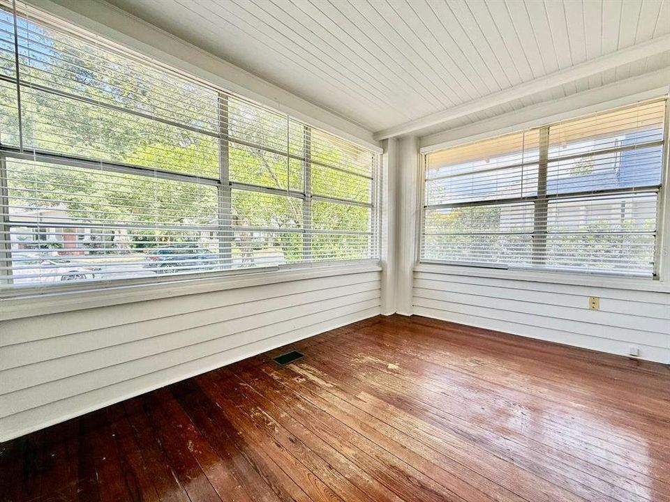 For Rent: $1,875 (2 beds, 1 baths, 2688 Square Feet)