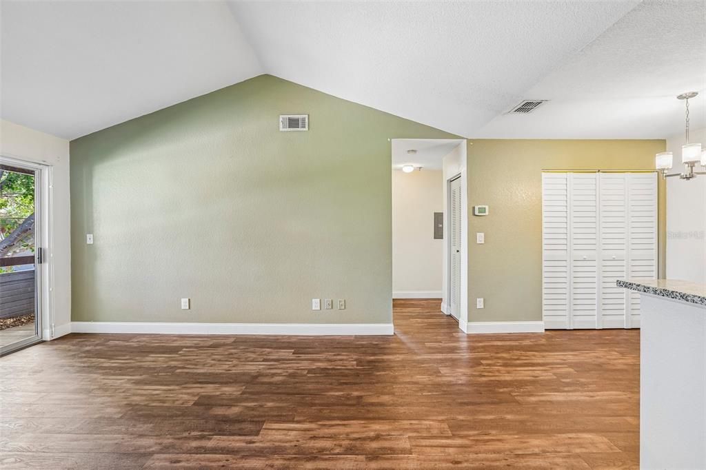 For Sale: $150,000 (1 beds, 1 baths, 742 Square Feet)