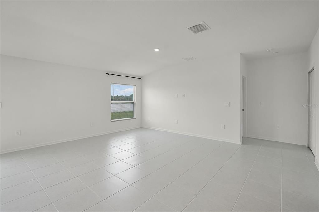 For Rent: $2,050 (4 beds, 2 baths, 1842 Square Feet)