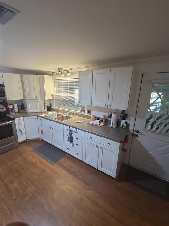 For Sale: $182,500 (2 beds, 1 baths, 1056 Square Feet)