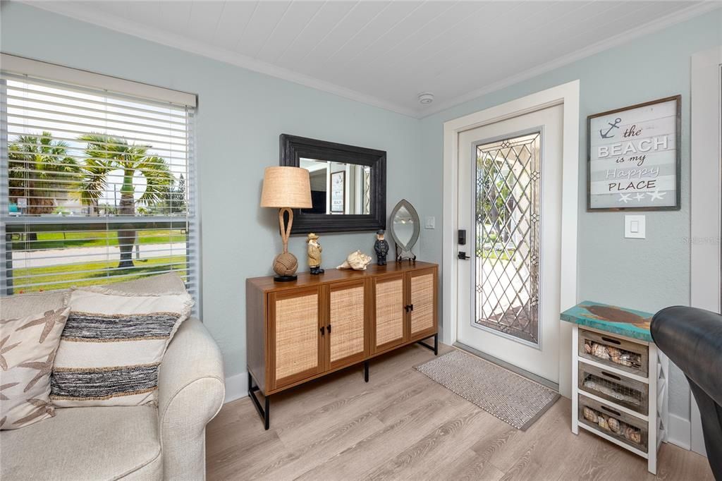 For Sale: $599,000 (2 beds, 1 baths, 1142 Square Feet)