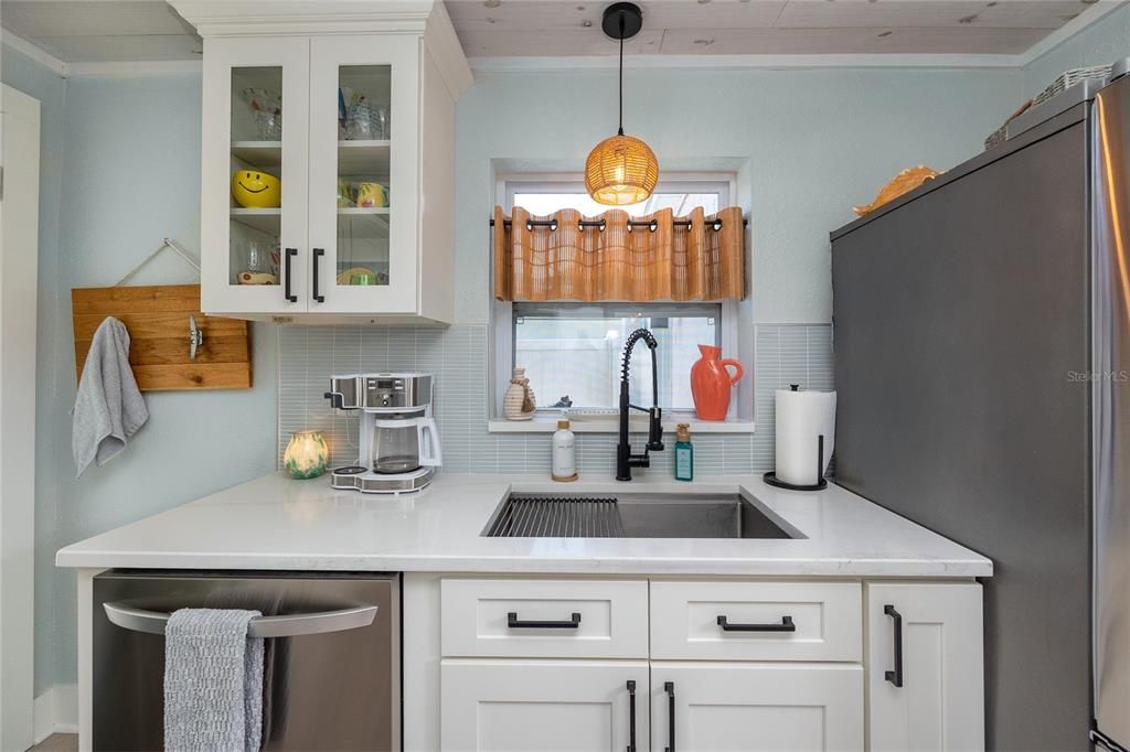 For Sale: $599,000 (2 beds, 1 baths, 1142 Square Feet)