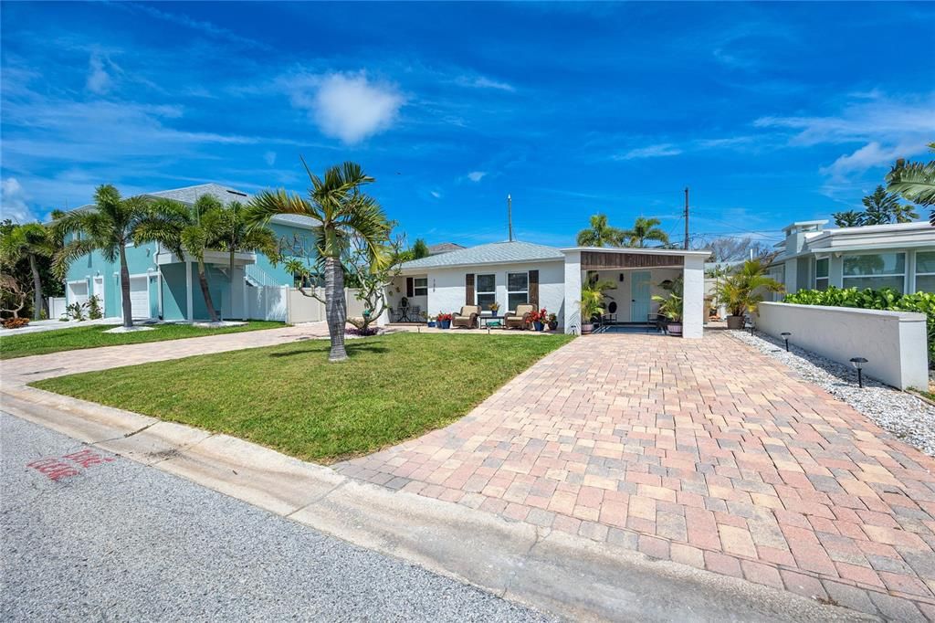 For Sale: $599,000 (2 beds, 1 baths, 1142 Square Feet)