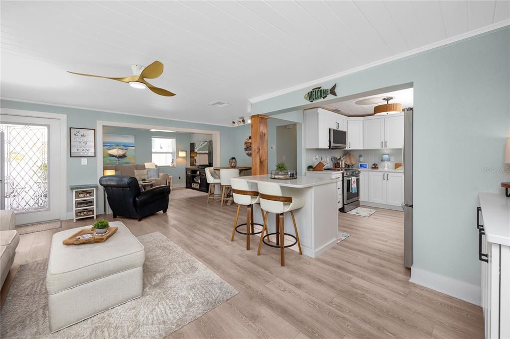 For Sale: $599,000 (2 beds, 1 baths, 1142 Square Feet)