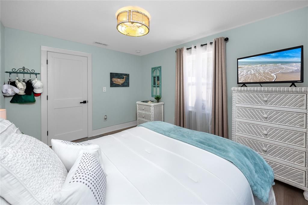 For Sale: $599,000 (2 beds, 1 baths, 1142 Square Feet)