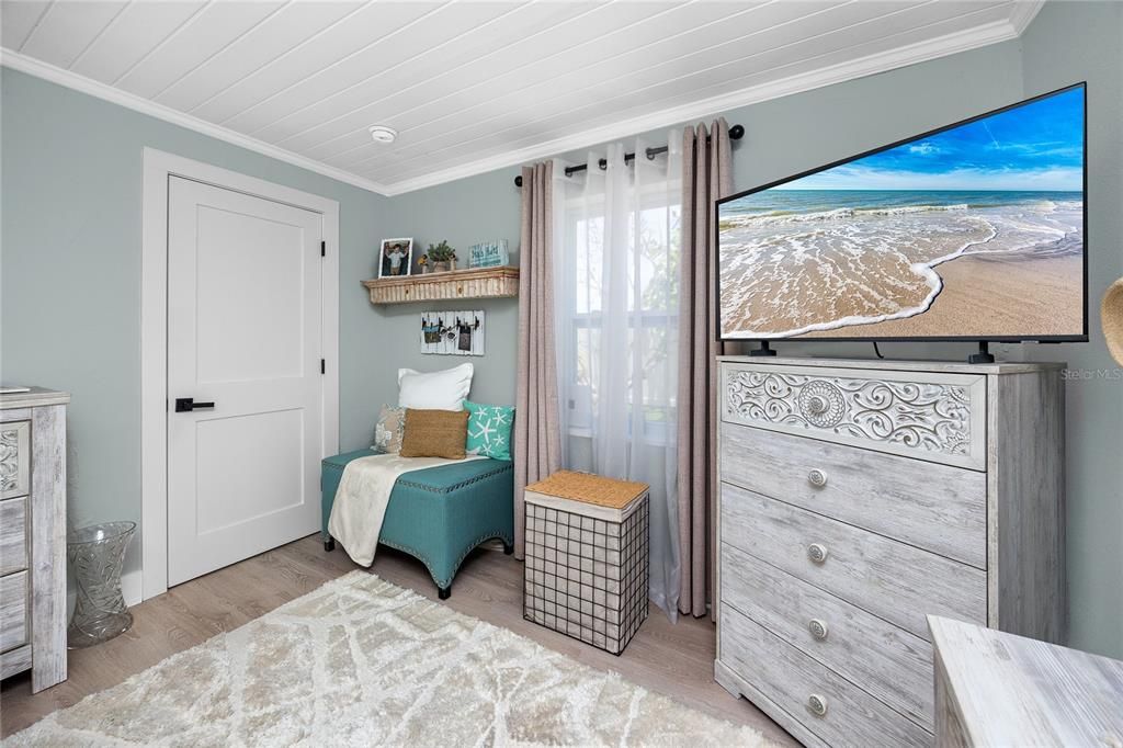 For Sale: $599,000 (2 beds, 1 baths, 1142 Square Feet)