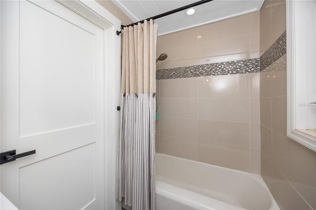 For Sale: $599,000 (2 beds, 1 baths, 1142 Square Feet)
