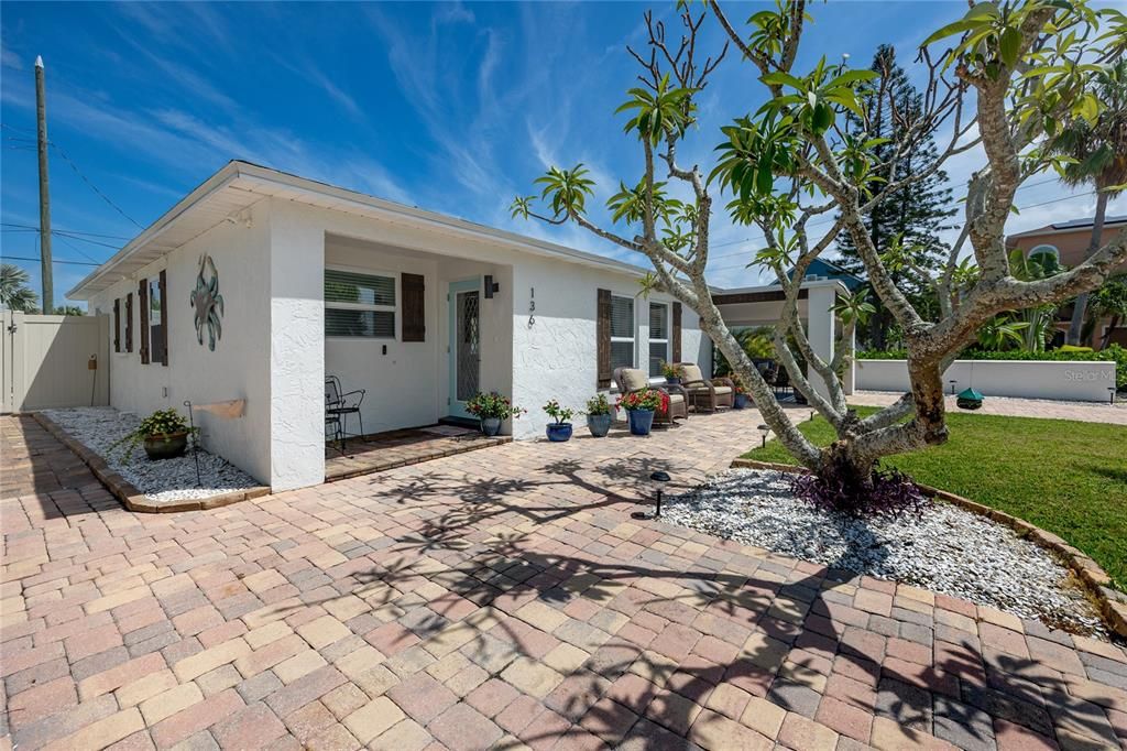 For Sale: $599,000 (2 beds, 1 baths, 1142 Square Feet)