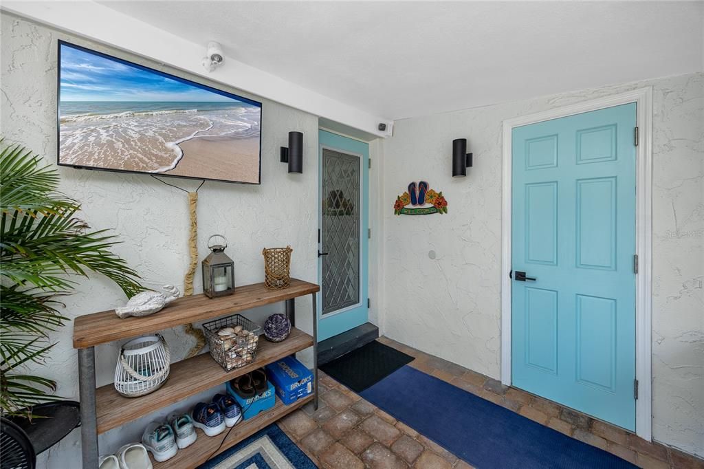 For Sale: $599,000 (2 beds, 1 baths, 1142 Square Feet)