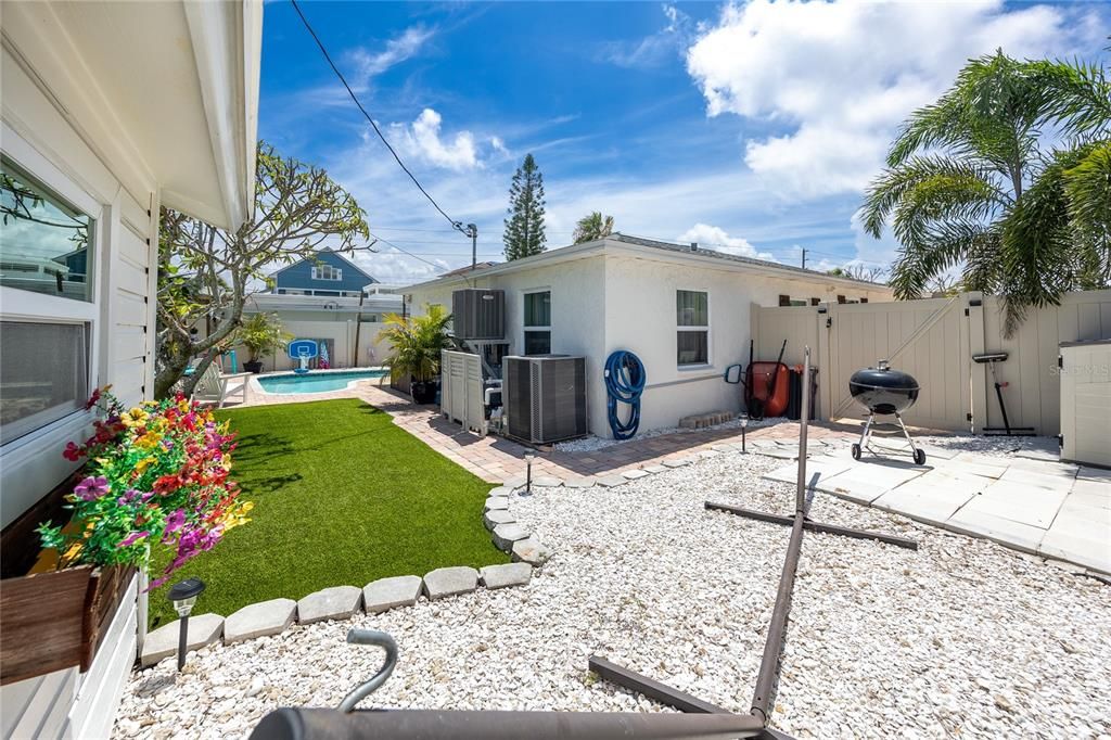 For Sale: $599,000 (2 beds, 1 baths, 1142 Square Feet)