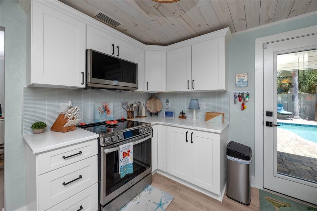 For Sale: $599,000 (2 beds, 1 baths, 1142 Square Feet)