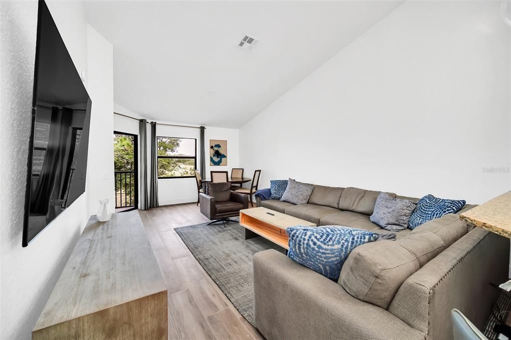 For Sale: $295,000 (2 beds, 2 baths, 1075 Square Feet)