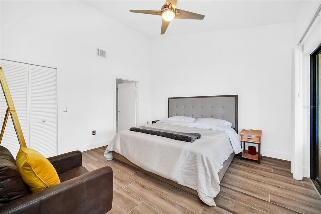 For Sale: $295,000 (2 beds, 2 baths, 1075 Square Feet)