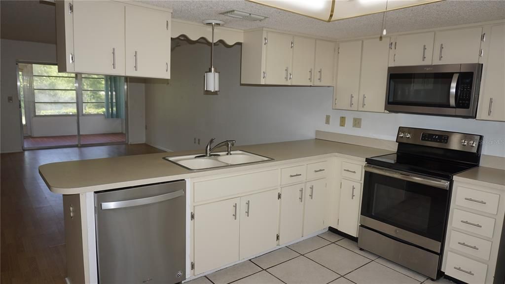 For Sale: $109,900 (2 beds, 2 baths, 1029 Square Feet)