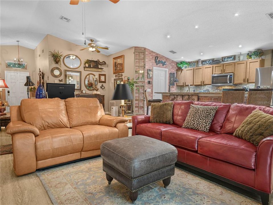 For Sale: $359,900 (3 beds, 2 baths, 1600 Square Feet)